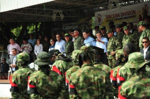 Santos Julio 16 2013 Desmovilización de 30 guerrilleros del ELN en coincidencia con visita de Navy Pillay